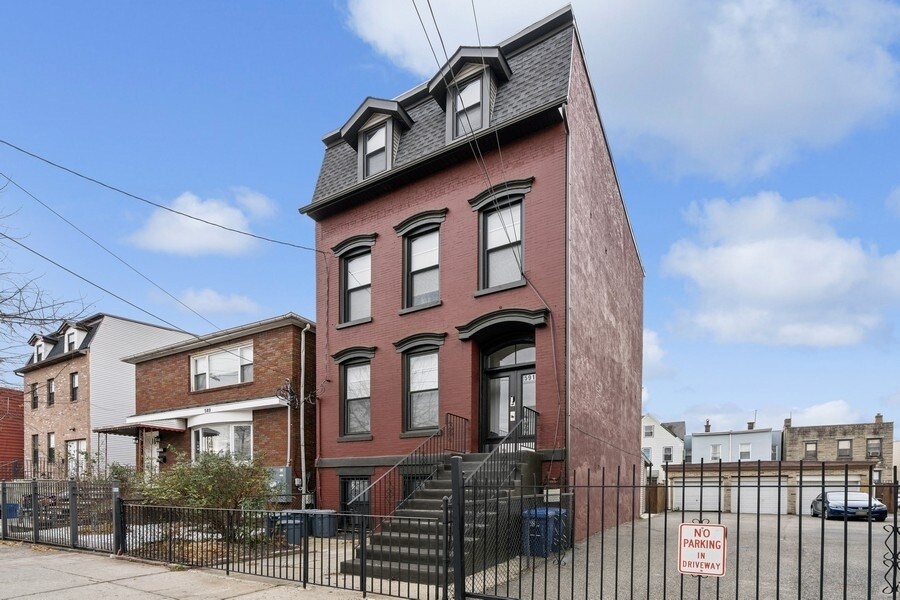 Building Photo - 591 Bramhall Ave