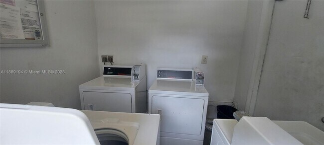 Building Photo - 4140 Woodside Dr