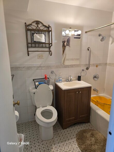 Bathrooom - 6030 N Sheridan Rd