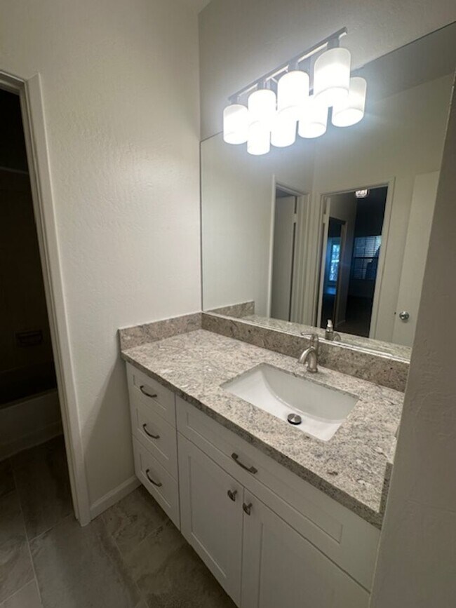 Building Photo - ELLIOT PLACE CONDOMINIUMS UPDATED/REMODELED GROUND FLOOR 1 BED PLUS DEN UNIT WITH 1 CAR GARAGE