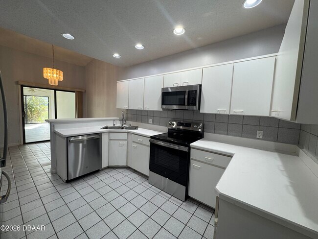 Building Photo - 1921 Sprucewood Way