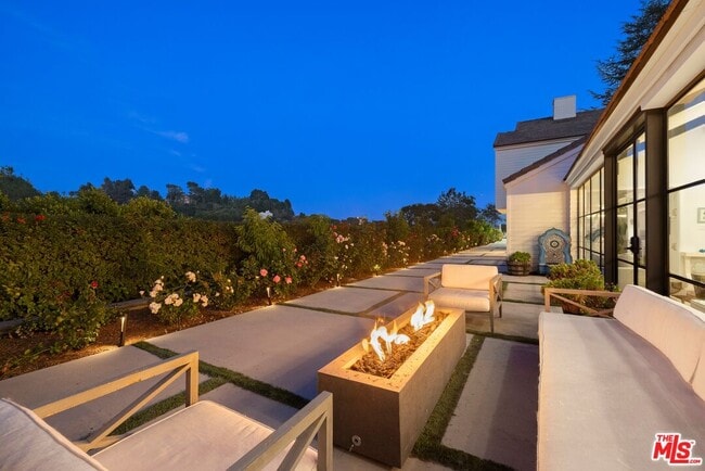 Building Photo - 15438 Mulholland Dr