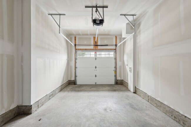 Building Photo - Beautiful end-unit condo townhome located ...
