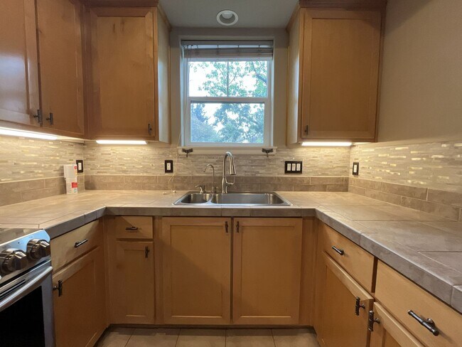 Building Photo - Distinctive 3-Story Tigard Townhouse with Stainless Steel Kitchen, Vaulted Ceilings & Attached 2-...