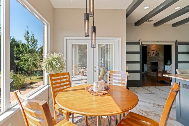 Building Photo - 121 Vinca Dr