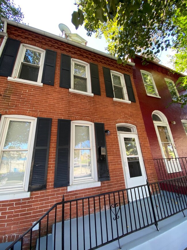Building Photo - 604 S Duke St