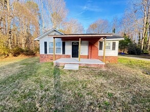 Building Photo - Fully Renovated 3bd/2ba House on Private L...