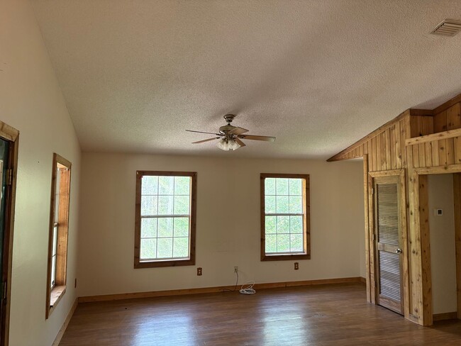 Building Photo - Cozy 2 Bedroom Retreat Available SOON!