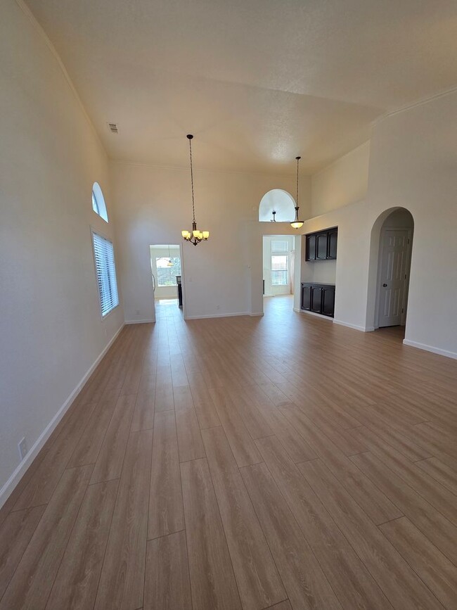 Building Photo - Super clean! 3 Bdrm, 2 Bath near Lembi Park