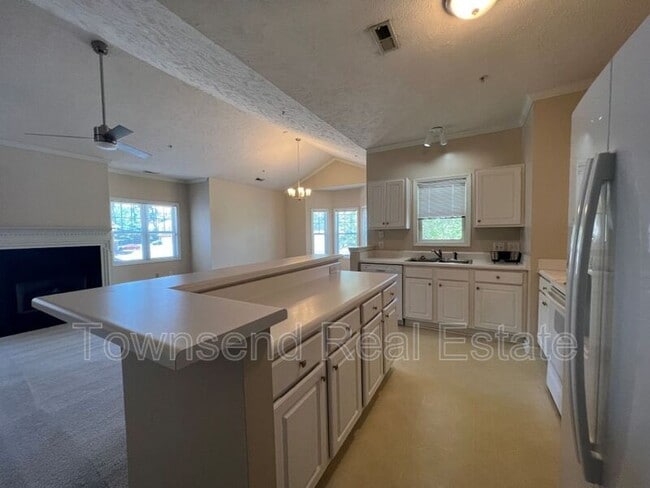 Building Photo - 824 Sage Creek Ln