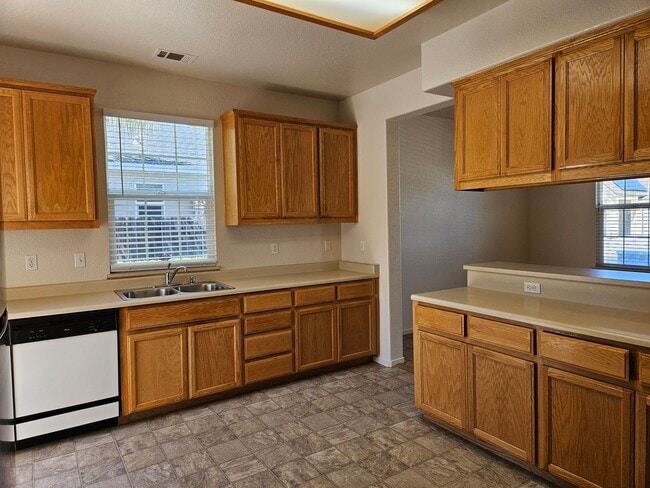 Building Photo - 3 bedroom single story in Manteca!