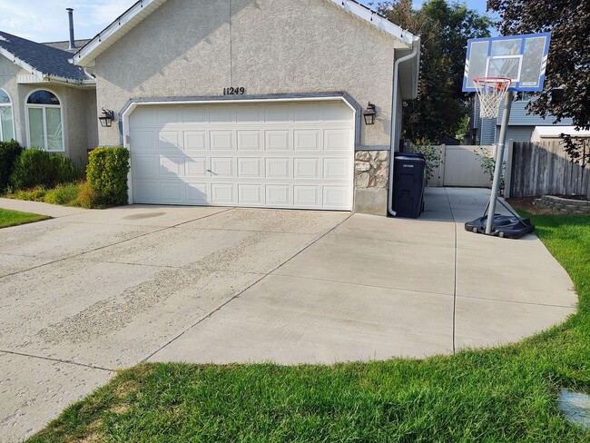 Building Photo - Great 4 Bd 3 Bath Home in Sandy