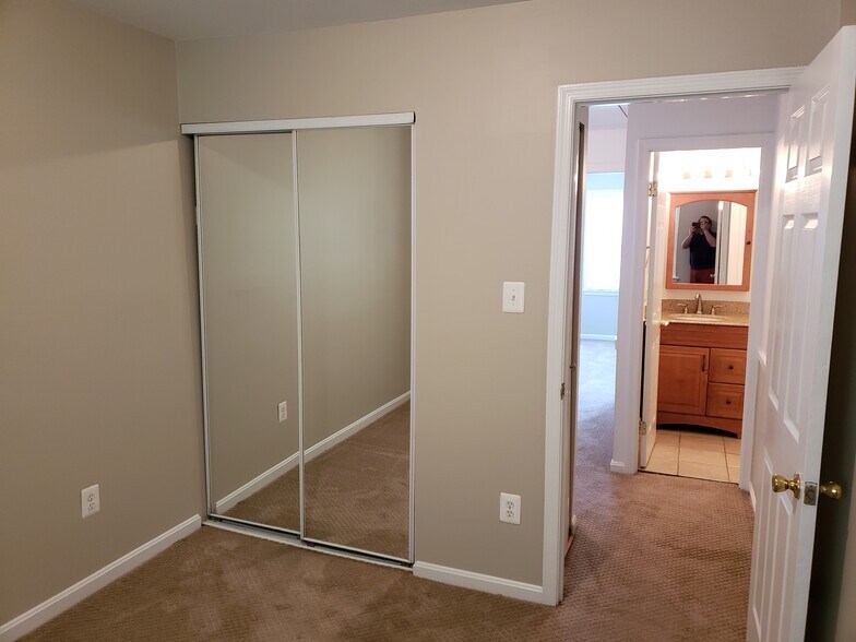 Building Photo - 9164 Broken Oak Pl