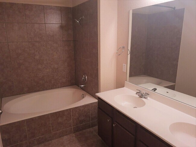 Building Photo - Well Maintained 3 Bedroom Home in Converse