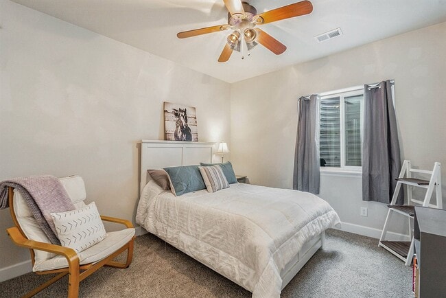 Building Photo - Gorgeous 6 Bedroom/3.5 Bathroom Home!