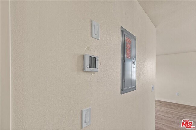 Building Photo - 707 W 80th St