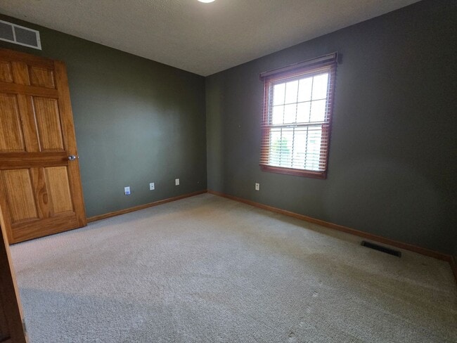 Building Photo - Beautiful 4 bedroom home in Normal!