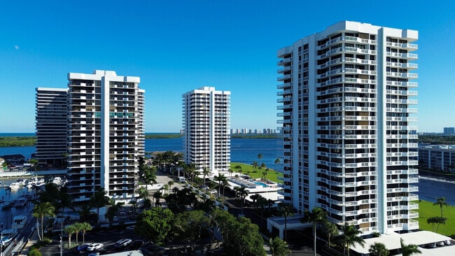 Building Photo - 123 Lakeshore Dr