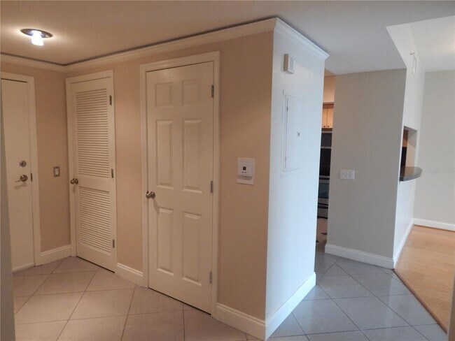 Building Photo - 322 E Central Blvd