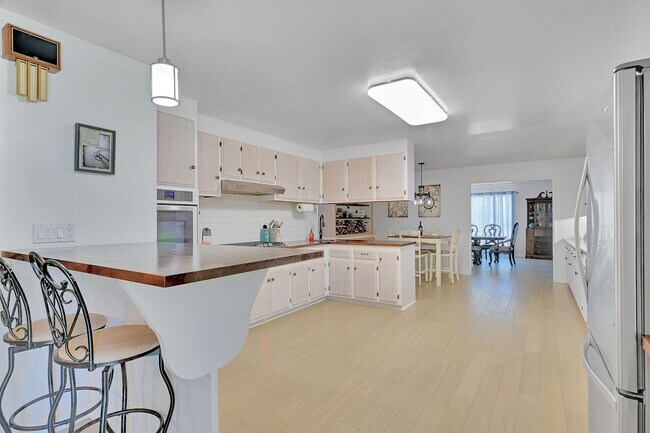 Building Photo - Modern Country Retreat on Half Acre in Gri...
