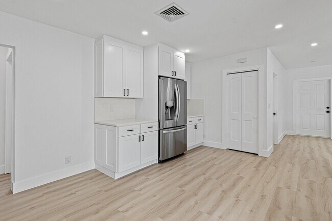 Building Photo - 970 SW 7th St