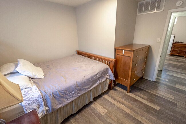 Building Photo - 201 Wheaton Ct