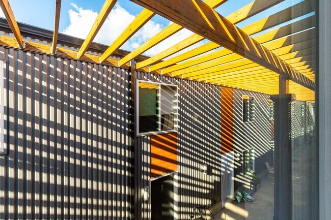 Building Photo - 3003 W Glenwood Ave