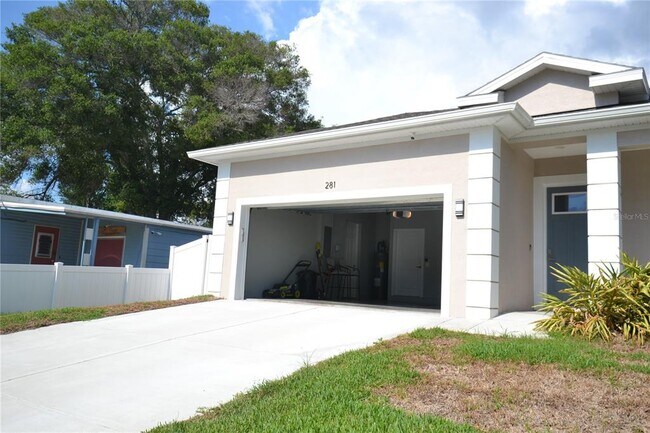 Building Photo - 281 Diogenes St