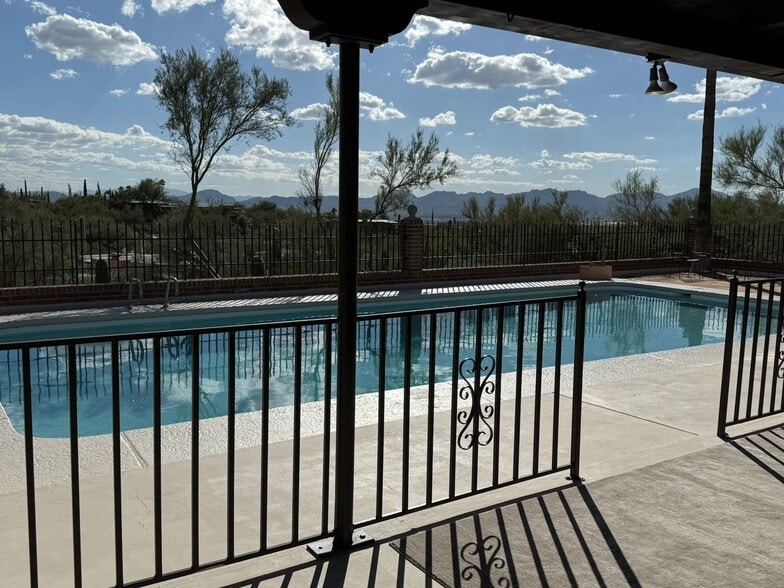 Building Photo - 1402 E Big Rock Rd