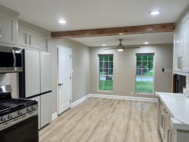 Building Photo - 1433 Pickwick Ln