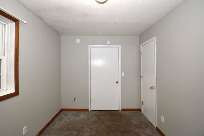 Building Photo - MIshawaka near Universities and shopping