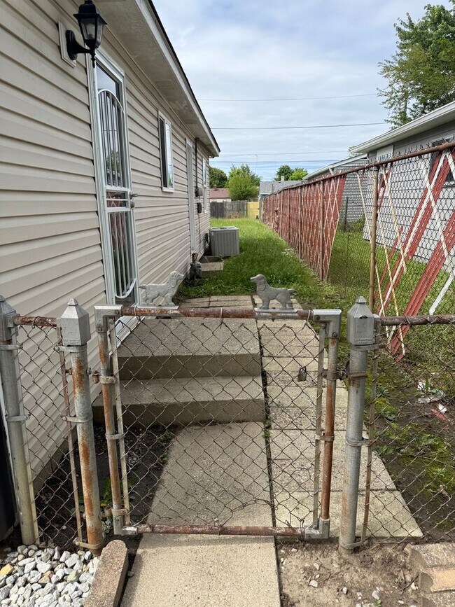 Building Photo - Newly rehab, three bedroom, one bath and Christian Park with a fence yard.