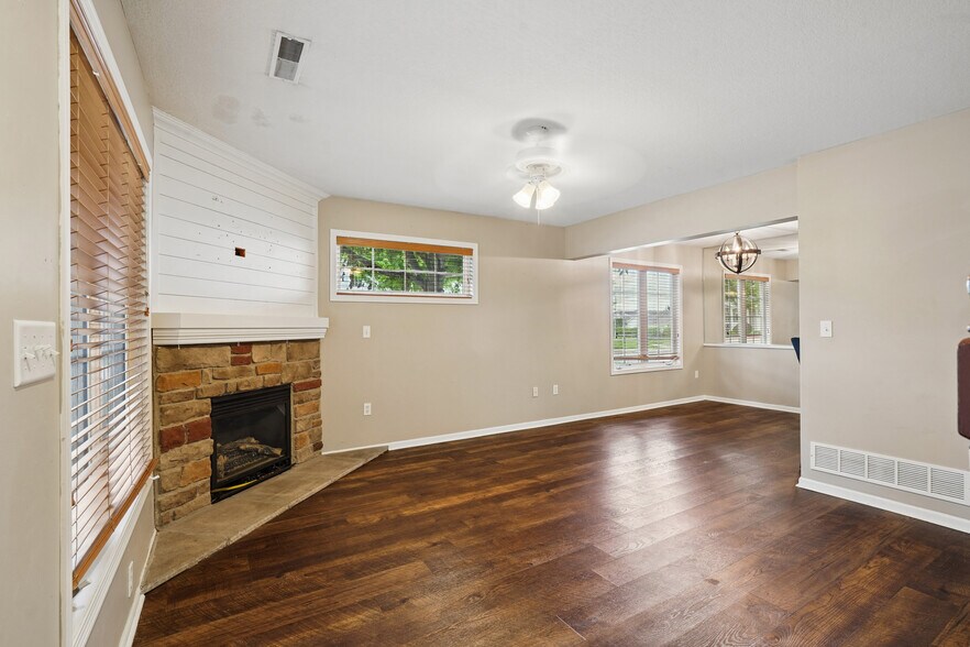 Building Photo - 2100 Meadow Chase Ln