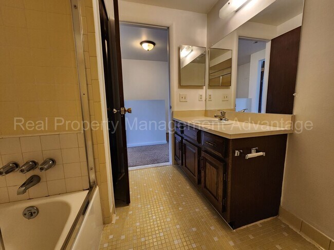 Building Photo - Renovated and Super Clean 2 Bed/1.5 Bath C...