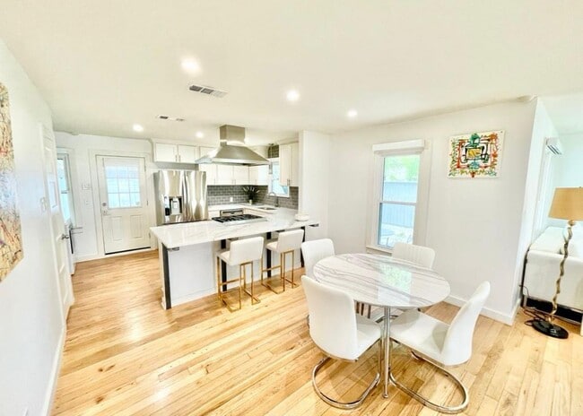 Building Photo - 6623 Kenwell St