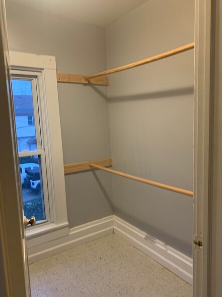 Building Photo - 816 N Sheridan St