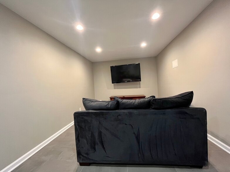 Family room pic #2 - 295 Castlewood Rd
