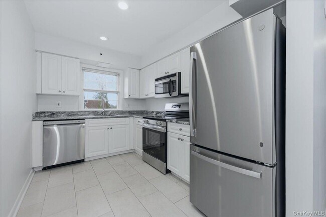 Building Photo - 98 Nassau Rd