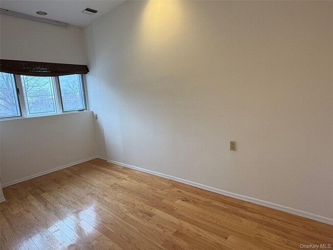 Building Photo - 130 S Middle Neck Rd