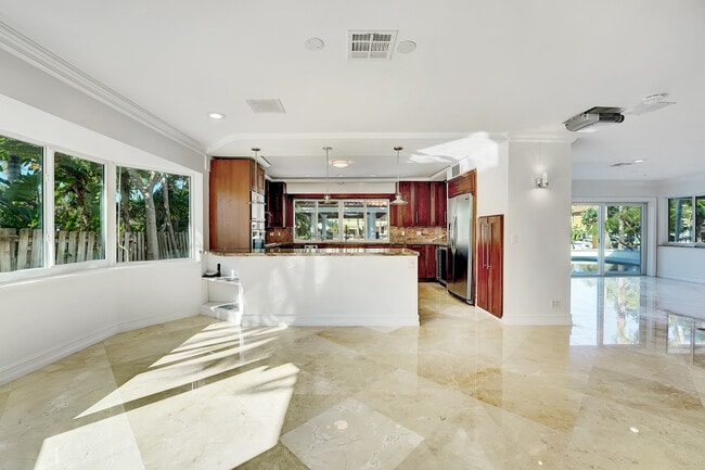 Building Photo - 937 Fern Dr