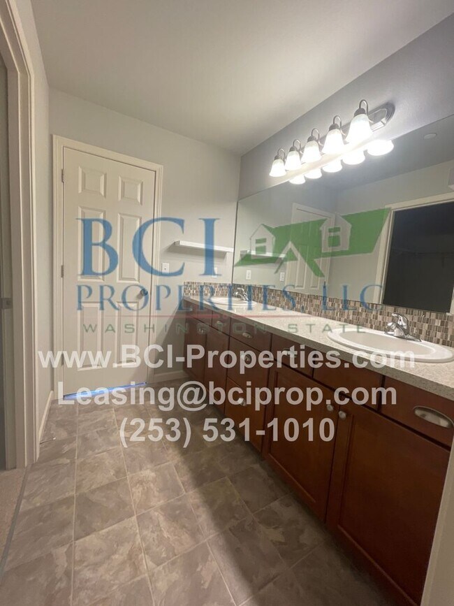 Building Photo - Beautiful 3 Bedroom House in Puyallup Available July 1, 2026!