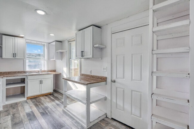 Building Photo - Newly Renovated 3 Bedroom, 1 Bathroom Townhouse