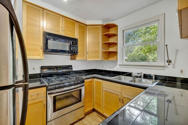 Building Photo - Charming and well-maintained 2-bd 1-bath h...