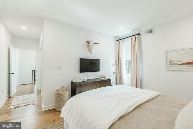 Building Photo - 2058 Poplar St