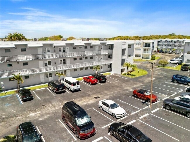 Building Photo - 2200 Park Ln