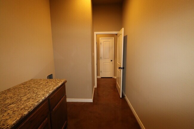 Building Photo - 4  Bedroom Single Famly Home -  Available ...