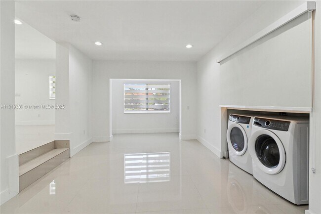 Building Photo - 4655 SW 14th St