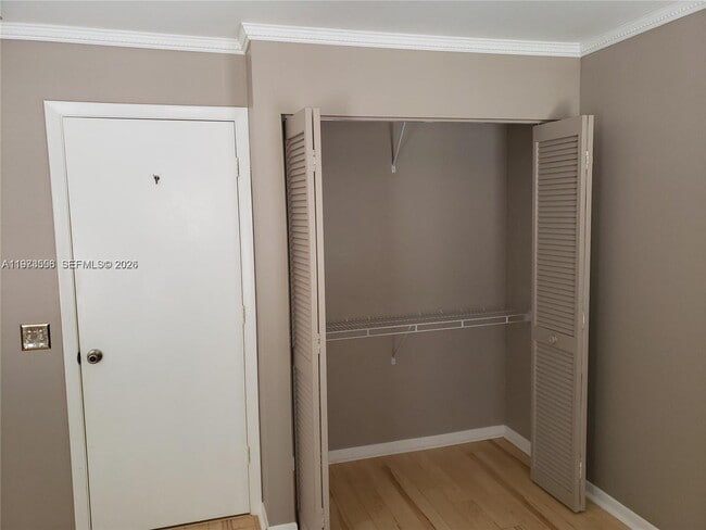 Building Photo - 313 Waterside Dr