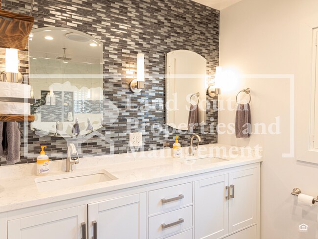 Building Photo - 327 Easton Dr