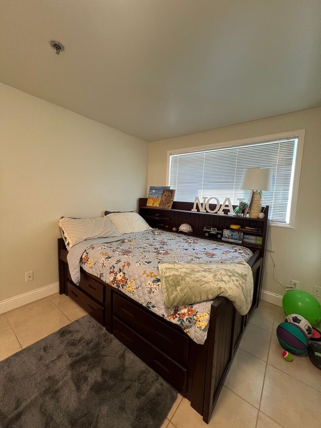 Building Photo - Welcome to Renton Ridge, 3 bed 2 bath with...